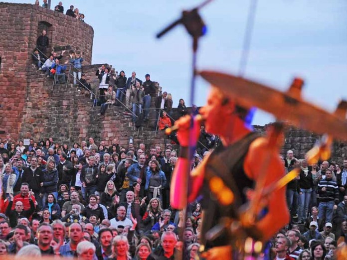 "The Queen Kings" werden mit Musik der Rockband Queen den Neuleininger Burgsommer 2013 am 28. Juni 2013 eröffnen.